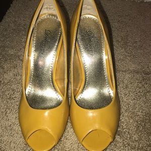 Mustard patent heels